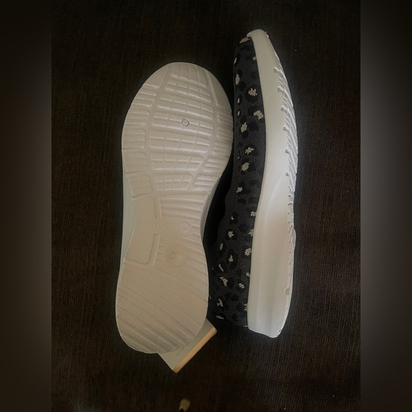 Apana Black and Gray Flats with Elastic Panels with Exhale Recovery Foam - Picture 3 of 3